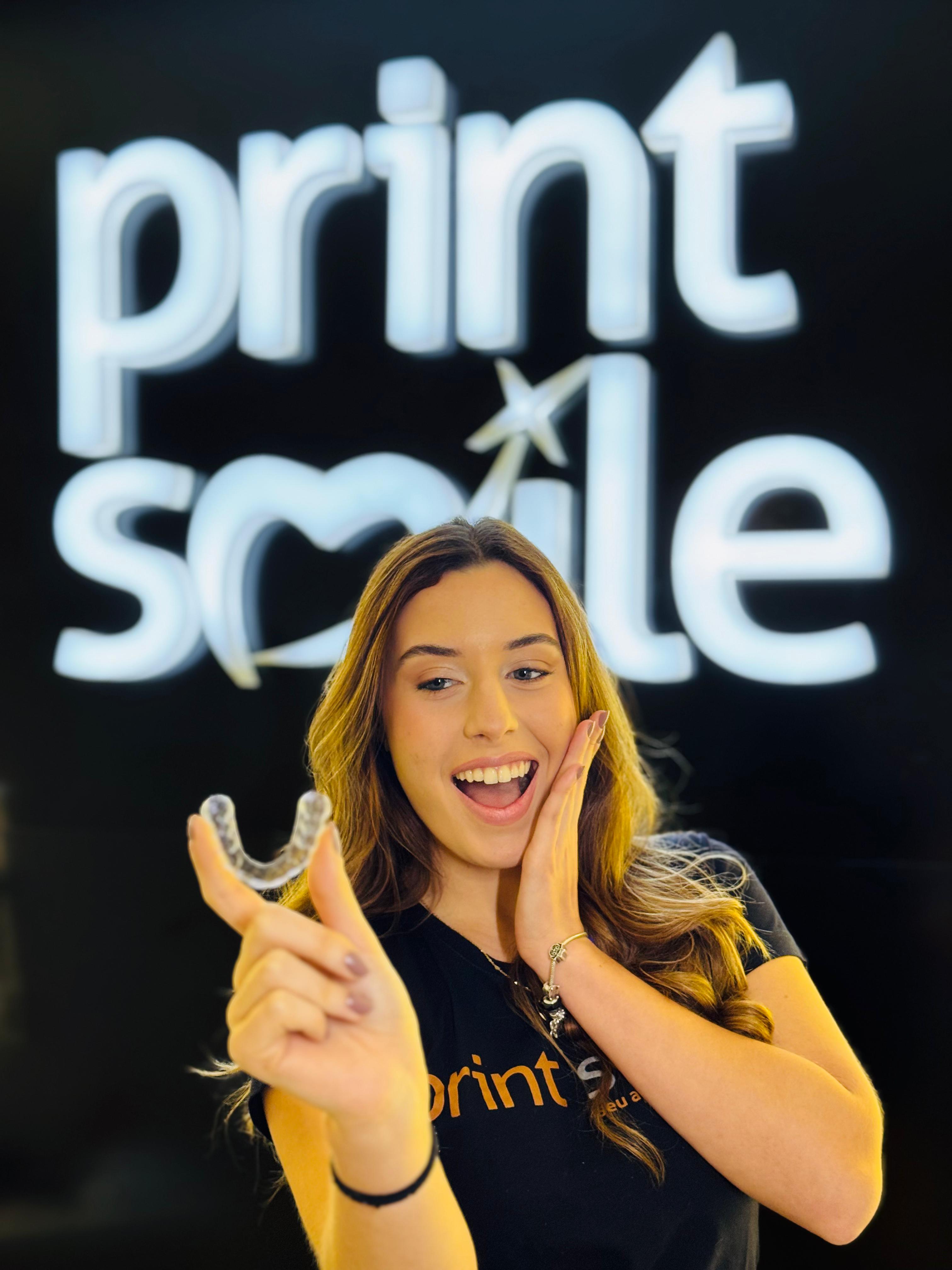 Paciente sorrindo com alinhador estético Print Smile